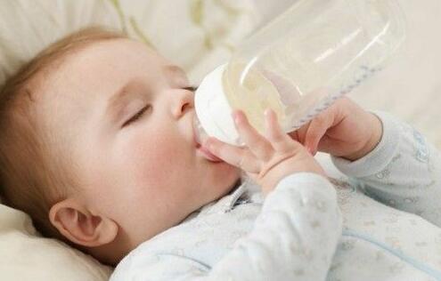 婴幼儿奶粉是否原奶生产成焦点 跨境购奶粉也有假冒伪劣
